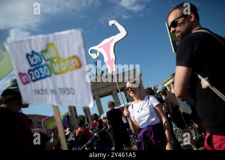 Gegenprotest - Marsch für das Leben DEU, Deutschland, Deutschland, Berlin, 16.09.2023 Gegenprotest mit Plakat Symbol Gebaermutter gegen die Demonstration Marsch für das Leben vom Bundesverband Lebensrecht mitz der Vorsitzenden Alexandra Linder Mitte, Christdemokraten für das Leben und andere Organisationen unter dem Motto die Schwaechsten schuetzen Ja zu jedem Kind und für ein Europa ohne Abtreibung und Euthabasie im Regierungsviertel in Berlin Deutschland . Die Demo und Kundgebung richtet sich gegen Schwangerschaftsabbrueche und Praktiken der Sterbehilfe, Stammzellforschung und Praeimplantat Stockfoto