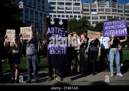 Gegenprotest - Marsch für das Leben DEU, Deutschland, Deutschland, Berlin, 16.09.2023 Gegenprotest mit Schild Ich finde euch Scheisse und Abtreibung ist Menschenrecht gegen die Demonstration Marsch für das Leben vom Bundesverband Lebensrecht mitz der Vorsitzenden Alexandra Linder Mitte, Christdemokraten für das Leben und andere Organisationen unter dem Motto die Schwaechsten schuetzen Ja zu jedem Kind und für ein Europa ohne Abtreibung und Euthabasie im Regierungsviertel in Berlin Deutschland . Die Demo und Kundgebung richtet sich gegen Schwangerschaftsabbrueche und Praktiken der Sterbehilfe, Stockfoto