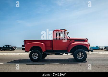 Gulfport, MS - 04. Oktober 2023: Weitwinkel-Seitenansicht eines Ford F1 Pickup Trucks aus dem Jahr 1947 auf einer lokalen Autoshow. Stockfoto