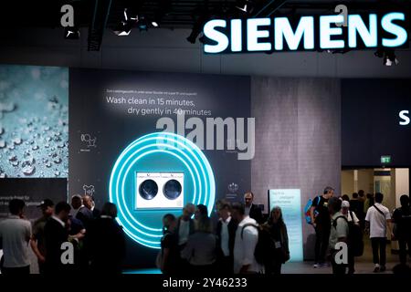 IFA Berlin Deu, Deutschland, Berlin, 09.09.2024 Stand von Siemens für die neue Waschmaschine und andere Produkte zum Thema Nachhaltigkeit und Energieersparnis sowie Weisse Ware auf der 100. Ausgabe der ifa , Internationale Funkausstellung oder neue Innovation for All Innovation fer alle , Messe für Unterhaltung , Unterhaltungselektronik und Haushaltsgeraete unter dem Motto Consumer Electronics Unlimited in Berlin 2024 Deutschland . Die diesjaehrige IFA findet vom 6. bis 10. September 2024 statt und umfasst Aussteller aus der globalen Technologiebranche en: Siemens Messepromoti Stockfoto