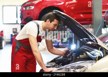 Kundenservice in der Garage - mechanische Prüfungen und Reparaturen den Motor eines Autos Stockfoto