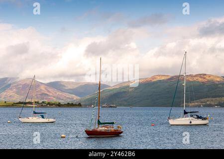 Blick nach Norden von Port Bannatyne auf der Isle of Bute, Schottland, über die Kames Bay mit verankerten Yachten in Richtung Loch Striven und der Halbinsel Dunoon, Stockfoto