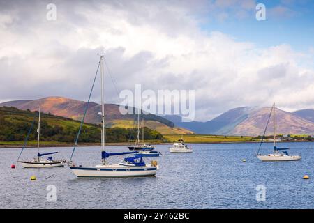 Blick nach Norden von Port Bannatyne auf der Isle of Bute, Schottland, über die Kames Bay mit verankerten Yachten in Richtung Loch Striven und der Halbinsel Dunoon, Stockfoto