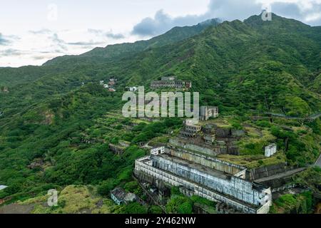 Aus der Vogelperspektive des Shuinandong Smelter, auch bekannt als die Überreste der 13 Ebenen, in der Gemeinde Ruifang, New Taipei City, Taiwan Stockfoto