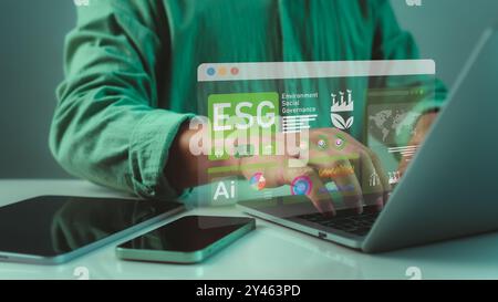 Geschäftsmann, der Computer und Tablet zur Analyse des Investitionskonzepts verwendet, ESG, Umwelt Social Governance Investment Business Concept, Social Business s Stockfoto