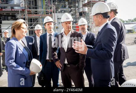 Produktion grüner Wasserstoff bei Evonik Bundeswirtschaftsminister Robert Habeck, Buendnis 90/ die Gruenen besichtigt die Anlagen auf dem Werksgeländen von Evonik im Chemiepark Herne. Mit Hilfe eines Elektrolyseurs grüner Wasserstoff hergestellt werden soll, aufgenomman am 16.09.2024 in Herne, mit dabei Thomas Wessel. Personalvorstand Evonik AG Herne Deutschland *** Produktion von grünem Wasserstoff bei Evonik Bundeswirtschaftsminister Robert Habeck, Buendnis 90 die Gruenen besucht die Anlagen auf dem Evoniks-Gelände im Chemiepark Herne Grüner Wasserstoff soll mit Hilfe einer Auserwählten hergestellt werden Stockfoto