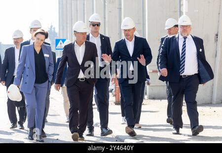 Produktion grüner Wasserstoff bei Evonik Bundeswirtschaftsminister Robert Habeck, Buendnis 90/ die Gruenen besichtigt die Anlagen auf dem Werksgeländen von Evonik im Chemiepark Herne. Mit Hilfe eines Elektrolyseurs grüner Wasserstoff hergestellt werden soll, aufgenomman am 16.09.2024 in Herne, mit dabei Thomas Wessel. Personalvorstand Evonik AG Herne Deutschland *** Produktion von grünem Wasserstoff bei Evonik Bundeswirtschaftsminister Robert Habeck, Buendnis 90 die Gruenen besucht die Anlagen auf dem Evoniks-Gelände im Chemiepark Herne Grüner Wasserstoff soll mit Hilfe einer Auserwählten hergestellt werden Stockfoto