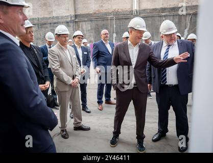 Produktion grüner Wasserstoff bei Evonik Bundeswirtschaftsminister Robert Habeck, Buendnis 90/ die Gruenen besichtigt die Anlagen auf dem Werksgeländen von Evonik im Chemiepark Herne. Mit Hilfe eines Elektrolyseurs grüner Wasserstoff hergestellt werden soll, aufgenomman am 16.09.2024 in Herne, mit dabei Thomas Wessel. Personalvorstand Evonik AG Herne Deutschland *** Produktion von grünem Wasserstoff bei Evonik Bundeswirtschaftsminister Robert Habeck, Buendnis 90 die Gruenen besucht die Anlagen auf dem Evoniks-Gelände im Chemiepark Herne Grüner Wasserstoff soll mit Hilfe einer Auserwählten hergestellt werden Stockfoto