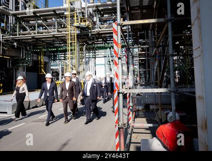 Produktion grüner Wasserstoff bei Evonik Bundeswirtschaftsminister Robert Habeck, Buendnis 90/ die Gruenen besichtigt die Anlagen auf dem Werksgeländen von Evonik im Chemiepark Herne. Mit Hilfe eines Elektrolyseurs grüner Wasserstoff hergestellt werden soll, aufgenomman am 16.09.2024 in Herne, mit dabei Thomas Wessel. Personalvorstand Evonik AG Herne Deutschland *** Produktion von grünem Wasserstoff bei Evonik Bundeswirtschaftsminister Robert Habeck, Buendnis 90 die Gruenen besucht die Anlagen auf dem Evoniks-Gelände im Chemiepark Herne Grüner Wasserstoff soll mit Hilfe einer Auserwählten hergestellt werden Stockfoto