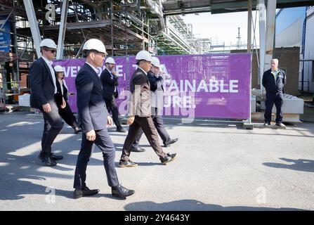 Produktion grüner Wasserstoff bei Evonik Bundeswirtschaftsminister Robert Habeck, Buendnis 90/ die Gruenen besichtigt die Anlagen auf dem Werksgeländen von Evonik im Chemiepark Herne. Mit Hilfe eines Elektrolyseurs grüner Wasserstoff hergestellt werden soll, aufgenomman am 16.09.2024 in Herne, mit dabei Thomas Wessel. Personalvorstand Evonik AG Herne Deutschland *** Produktion von grünem Wasserstoff bei Evonik Bundeswirtschaftsminister Robert Habeck, Buendnis 90 die Gruenen besucht die Anlagen auf dem Evoniks-Gelände im Chemiepark Herne Grüner Wasserstoff soll mit Hilfe einer Auserwählten hergestellt werden Stockfoto