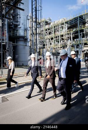 Produktion grüner Wasserstoff bei Evonik Bundeswirtschaftsminister Robert Habeck, Buendnis 90/ die Gruenen besichtigt die Anlagen auf dem Werksgeländen von Evonik im Chemiepark Herne. Mit Hilfe eines Elektrolyseurs grüner Wasserstoff hergestellt werden soll, aufgenomman am 16.09.2024 in Herne, mit dabei Thomas Wessel. Personalvorstand Evonik AG Herne Deutschland *** Produktion von grünem Wasserstoff bei Evonik Bundeswirtschaftsminister Robert Habeck, Buendnis 90 die Gruenen besucht die Anlagen auf dem Evoniks-Gelände im Chemiepark Herne Grüner Wasserstoff soll mit Hilfe einer Auserwählten hergestellt werden Stockfoto