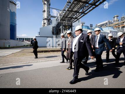 Produktion grüner Wasserstoff bei Evonik Bundeswirtschaftsminister Robert Habeck, Buendnis 90/ die Gruenen besichtigt die Anlagen auf dem Werksgeländen von Evonik im Chemiepark Herne. Mit Hilfe eines Elektrolyseurs grüner Wasserstoff hergestellt werden soll, aufgenomman am 16.09.2024 in Herne, mit dabei Thomas Wessel. Personalvorstand Evonik AG Herne Deutschland *** Produktion von grünem Wasserstoff bei Evonik Bundeswirtschaftsminister Robert Habeck, Buendnis 90 die Gruenen besucht die Anlagen auf dem Evoniks-Gelände im Chemiepark Herne Grüner Wasserstoff soll mit Hilfe einer Auserwählten hergestellt werden Stockfoto