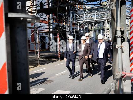 Produktion grüner Wasserstoff bei Evonik Bundeswirtschaftsminister Robert Habeck, Buendnis 90/ die Gruenen besichtigt die Anlagen auf dem Werksgeländen von Evonik im Chemiepark Herne. Mit Hilfe eines Elektrolyseurs grüner Wasserstoff hergestellt werden soll, aufgenomman am 16.09.2024 in Herne, mit dabei Thomas Wessel. Personalvorstand Evonik AG Herne Deutschland *** Produktion von grünem Wasserstoff bei Evonik Bundeswirtschaftsminister Robert Habeck, Buendnis 90 die Gruenen besucht die Anlagen auf dem Evoniks-Gelände im Chemiepark Herne Grüner Wasserstoff soll mit Hilfe einer Auserwählten hergestellt werden Stockfoto