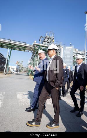 Produktion grüner Wasserstoff bei Evonik Bundeswirtschaftsminister Robert Habeck, Buendnis 90/ die Gruenen besichtigt die Anlagen auf dem Werksgeländen von Evonik im Chemiepark Herne. Mit Hilfe eines Elektrolyseurs grüner Wasserstoff hergestellt werden soll, aufgenomman am 16.09.2024 in Herne, mit dabei Christian Kuhlmann, Vorstandsvorsitzender Evonik AG Herne Germany *** Produktion von grünem Wasserstoff bei Evonik Bundeswirtschaftsminister Robert Habeck, Buendnis 90 die Gruenen, besucht die Anlagen auf dem Gelände von Evoniks im Chemiepark Herne mit Hilfe soll grüner Wasserstoff hergestellt werden Stockfoto