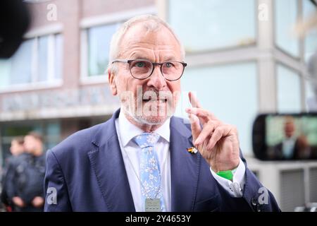 Berlin, Deutschland. September 2024. Volker Beck (Bündnis 90/die Grünen) spricht vor der Universitätsbibliothek der Technischen Universität (TU) vor Pressevertretern vor seinem Vortrag über die pro-palästinensischen Proteste gegen seinen geplanten Auftritt. Becks Kurzvortrag trägt den Titel „jüdische Urlaubspraxis und deutsches Urlaubrecht – Religionsfreiheit und Alltag“. Annette Riedl/dpa/Alamy Live News Stockfoto