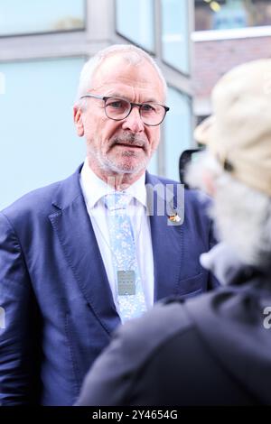 Berlin, Deutschland. September 2024. Volker Beck (Bündnis 90/die Grünen) spricht vor der Universitätsbibliothek der Technischen Universität (TU) vor Pressevertretern vor seinem Vortrag über die pro-palästinensischen Proteste gegen seinen geplanten Auftritt. Becks Kurzvortrag trägt den Titel „jüdische Urlaubspraxis und deutsches Urlaubrecht – Religionsfreiheit und Alltag“. Annette Riedl/dpa/Alamy Live News Stockfoto