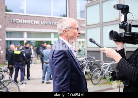 Berlin, Deutschland. September 2024. Volker Beck (Bündnis 90/die Grünen) spricht vor der Universitätsbibliothek der Technischen Universität (TU) vor Pressevertretern vor seinem Vortrag über die pro-palästinensischen Proteste gegen seinen geplanten Auftritt. Becks Kurzvortrag trägt den Titel „jüdische Urlaubspraxis und deutsches Urlaubrecht – Religionsfreiheit und Alltag“. Annette Riedl/dpa/Alamy Live News Stockfoto