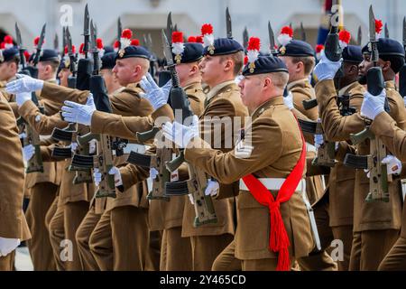 London, Großbritannien. September 2024. Parade in Guildhall - das Royal Regiment of Fusiliers marschiert durch die City of London und übt ihre Freiheit der Stadt aus und feiert den hundertsten Jahrestag des Privilegiums, das dem Regiment gewährt wurde - erlaubt es ihnen, sein marschrecht mit Trommeln auszuüben, Farben zu fliegen und Bajonette zu fixieren. Sie wurde von Oberst James Fern, First Fusiliers, kommandiert und umfasste über 400 Bedienstete und pensionierte Mitarbeiter. Guy Bell/Alamy Live News Stockfoto