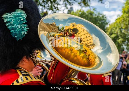 London, Großbritannien. September 2024. Die Band der Irish Guards leistete musikalische Unterstützung – das Royal Regiment of Fusiliers marschierte durch die City of London und übte ihre Freiheit der Stadt aus und feierte den hundertsten Jahrestag des Privilegiums, das dem Regiment verliehen wurde – und erlaubt ihnen, mit Trommeln zu marschieren, Farben zu fliegen und Bajonette in einer Parade vom Tower of London in die Guildhall zu bringen. Sie wurde von Oberst James Fern, First Fusiliers, kommandiert und umfasste über 400 Soldaten und pensionierte Mitarbeiter mit Kontingenten der First und Fifth Fusiliers, Fusilier Army Cadets an Stockfoto