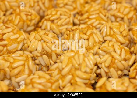 Panellets. Typisch katalanisches herbstliches süßes Dessert auf einem Gericht für den 1. November, Halloween und Kastanien mit Mandel- und Pinienkernen. Stockfoto