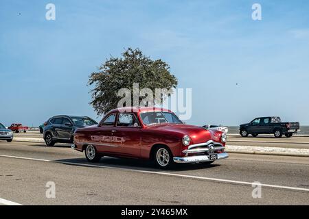 Gulfport, MS - 04. Oktober 2023: Weitwinkelansicht eines Ford Custom Deluxe Club Coupés aus dem Jahr 1949 auf einer lokalen Autoshow. Stockfoto