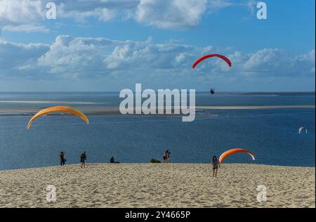 Düne von Pilat, Frankreich - 14. August 2024: Paragliding in der Großen Düne von Pilat, Arcachon Basin, Nouvelle Aquitaine, Frankreich. Stockfoto