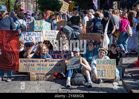 Elokapina oder Extinction Rebellion Finland Myrskyvaroitus Demonstrationssperre auf der Mannerheimintie in Helsinki, Finnland Stockfoto