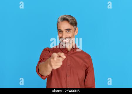 Lächelnder reifer Mann, der ein T-Shirt auf weißem Hintergrund trägt. Hochformat. Stockfoto