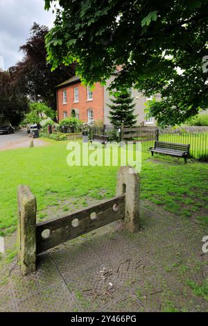 Die Holzbestände auf Eyam Village Green, Derbyshire, Peak District National Park, England, Großbritannien Stockfoto