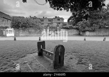 Die Holzbestände auf Eyam Village Green, Derbyshire, Peak District National Park, England, Großbritannien Stockfoto