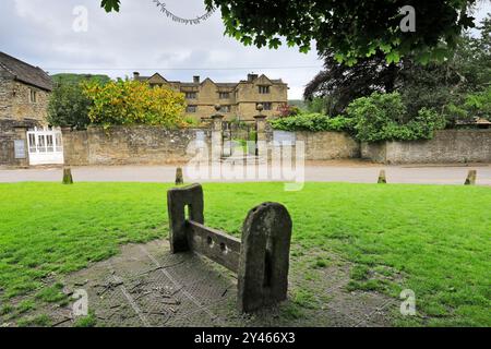 Die Holzbestände auf Eyam Village Green, Derbyshire, Peak District National Park, England, Großbritannien Stockfoto