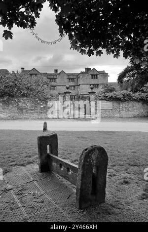 Die Holzbestände auf Eyam Village Green, Derbyshire, Peak District National Park, England, Großbritannien Stockfoto