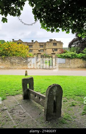 Die Holzbestände auf Eyam Village Green, Derbyshire, Peak District National Park, England, Großbritannien Stockfoto