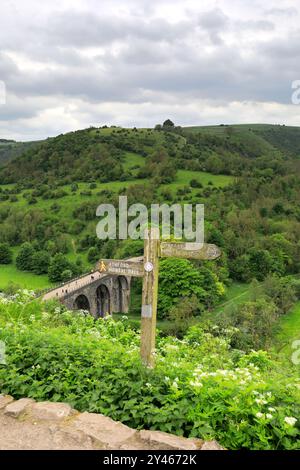 Blick auf das alte Eisenbahnviadukt am Monsal Head, River Wye, Peak District National Park, Derbyshire Dales, England, Großbritannien Stockfoto