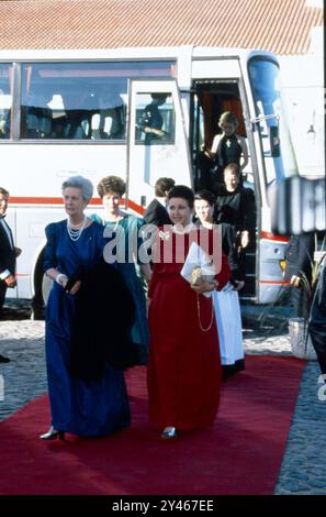 13 Maggio 1995 Lisbona Archivio Storico Olycom/LaPresse Duarte Pio di Braganza (Berna, 15 maggio 1945) è il ventiquattresimo duca di Braganza e pretendente al trono portoghese dal 1976 Nella Foto: Alcune fase del matrimonio di Duarte Pio Braganza e Isabel de Herédia al monastero dos Jeronimos. gli lädt auf dem Foto ein: Einige Phasen der Hochzeit von Duarte Pio Braganza und Isabel de Herédia im Kloster Jeronimos. The Guests Credit: LaPresse/Alamy Live News Stockfoto