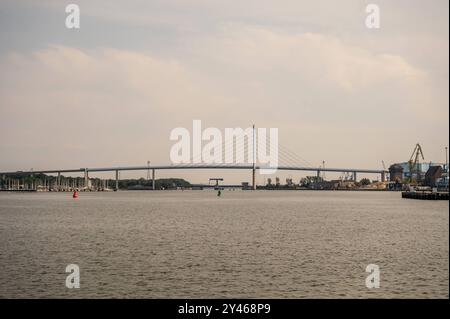 Rügenbrücke Deutschlands größte SchrägseilÂbrücke verbindet Deutschlands größte Insel mit dem Festland. Wie eine überdimensionale StimmÂgabel erhebt sich der Pylon der neuen RügenÂbrücke über den Strelasund. Der JahrhundertÂbau ist mit einer Höhe von 127,75 Metern lang ein neues Wahrzeichen Stralsunds. Stralsund Mecklenburg-Vorpommern Deutschland *** Rügenbrücke Deutschlands größte Seilbahnbrücke verbindet Deutschlands größte Insel mit dem Festland der Pylon der neuen Rügenbrücke erhebt sich wie eine überdimensionale Stimmgabel über den Strelasund in 127,75 Metern Höhe, die jahrhundertealte Struktur Stockfoto