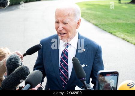 Washington, Usa. September 2024. Präsident Joe Biden spricht mit Reportern beim Verlassen des Weißen Hauses in Washington, DC Credit: SOPA Images Limited/Alamy Live News Stockfoto