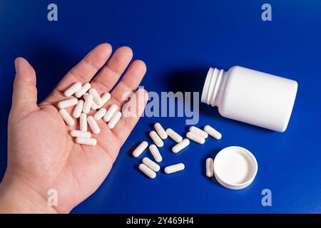 Hand einer Person, die Suizid mit Schlaftabletten verabreicht hat Stockfoto