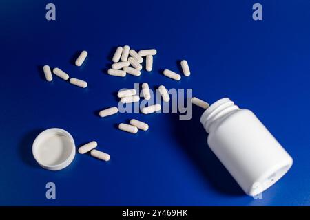 Hand einer Person, die Suizid mit Schlaftabletten verabreicht hat Stockfoto