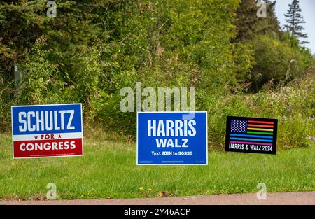 2024 politische Werftzeichen für demokraten Jennifer Schultz für den US-Kongress im 8. Kongressbezirk in Minnesota zusammen mit Präsidentschaftszeichen Stockfoto