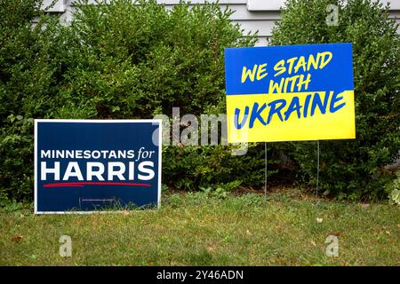 2024 Zeichen des US-Präsidenten für Demokraten Kamala Harris und ein Solidaritätszeichen „Wir stehen mit der Ukraine“ in Minneapolis, Minnesota. Stockfoto