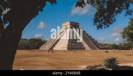 El Castillo (auch bekannt als Tempel des Kukulcan) ist eine mesoamerikanische Stufenpyramide im Chichen Itza, Mexiko Stockfoto