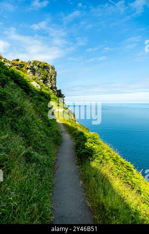 Ein fantastischer Spaziergang durch das Valley of Rocks zur kleinen Hafenstadt Lynmouth in der Grafschaft Devon - Großbritannien Stockfoto