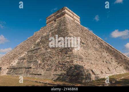 El Castillo (auch bekannt als Tempel des Kukulcan) ist eine mesoamerikanische Stufenpyramide im Chichen Itza, Mexiko Stockfoto