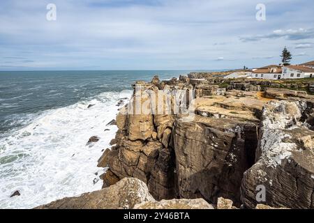 Überqueren Sie die Atlantikküste bei Cruz dos Remedios, Halbinsel Peniche, Portugal in Europa Stockfoto