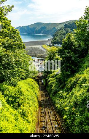 Ein fantastischer Spaziergang durch das Valley of Rocks zur kleinen Hafenstadt Lynmouth in der Grafschaft Devon - Großbritannien Stockfoto