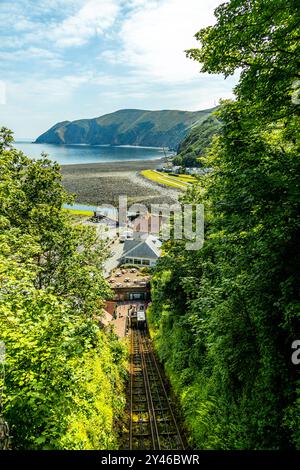 Ein fantastischer Spaziergang durch das Valley of Rocks zur kleinen Hafenstadt Lynmouth in der Grafschaft Devon - Großbritannien Stockfoto