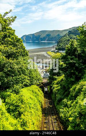 Ein fantastischer Spaziergang durch das Valley of Rocks zur kleinen Hafenstadt Lynmouth in der Grafschaft Devon - Großbritannien Stockfoto