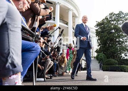 Washington DC, USA. September 2024. US-Präsident Joe Biden spricht kurz mit den Medien, bevor er am 16. September 2024 aus dem Weißen Haus zu einem Tagesausflug nach Wilmington, dann Philadelphia, in Washington, DC, USA, verlässt. Der Präsident sprach über den zweiten Attentat auf den republikanischen Präsidentschaftskandidaten Donald Trump und sagte, er sei froh, dass der frühere Präsident in Ordnung sei. Credit: Jim LoScalzo/Pool über CNP/MediaPunch Credit: MediaPunch Inc/Alamy Live News Stockfoto