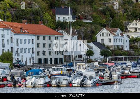 Risor, Norwegen. September 2024. Ein Blick auf Risor, Norwegen, am 12. September 2024. -Risør, eine Küstenstadt in Südnorwegen, ist bekannt für seine weiß bemalten Holzhäuser (Foto: Manuel Romano/NurPhoto) Stockfoto